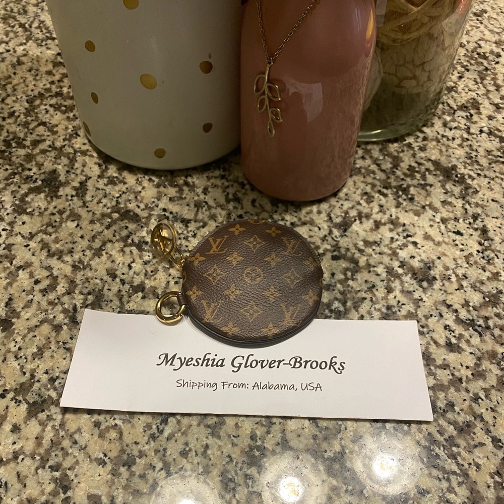 SOLD ♥️ Round Coin Pouch